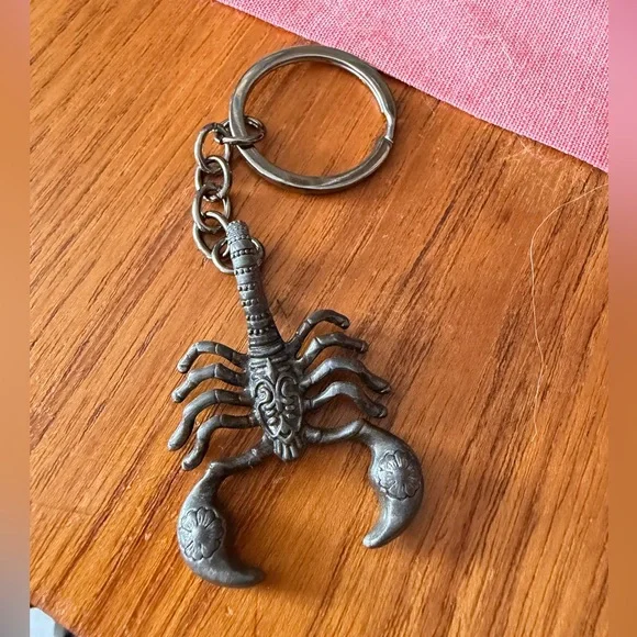 Scorpion Keychain - Picture 1 of 2